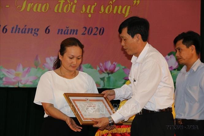Tặng bằng khen cho đại diện các hộ gia đình có thành tích 50 lần hiến máu tình nguyện tại Lễ tôn vinh người hiến máu tình nguyện tiêu biểu tỉnh Đồng Tháp lần thứ 10 năm 2020. Ảnh: Chương Đài - TTXVN