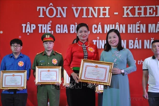 Phó Chủ tịch UBND tỉnh Yên Bái Vũ Thị Hiền Hạnh trao Bằng khen của Chủ tịch UBND tỉnh tặng cho cá nhân có thành tích xuất sắc trong phong trào hiến máu tình nguyện năm 2023. Ảnh: Việt Dũng - TTXVN