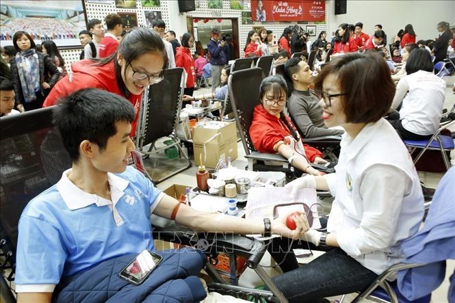 Các tình nguyện viên hiến máu tại Lễ hội Xuân Hồng 2019 tại Hà Nội. Ảnh: Dương Ngọc – TTXVN
