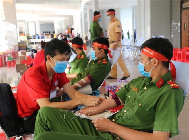 Tình nguyện viên tham gia hiến máu tại Ngày hội Chủ nhật Đỏ lần thứ XIII – năm 2021, với thông điệp “Hiến máu cứu người – Sinh mệnh của bạn và tôi”. Ảnh: Công Mạo-TTXVN