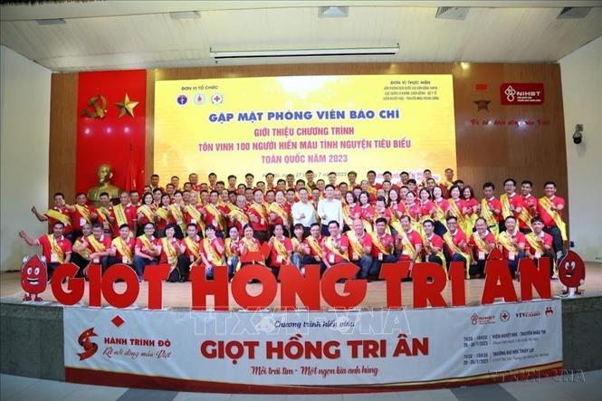 Triển khai chuỗi hoạt động tôn vinh 100 người hiến máu tình nguyện tiêu biểu toàn quốc năm 2023, với thông điệp “Thường xuyên hiến máu, hiến huyết tương. Chia sẻ yêu thương, trao sự sống”. Ảnh: TTXVN phát