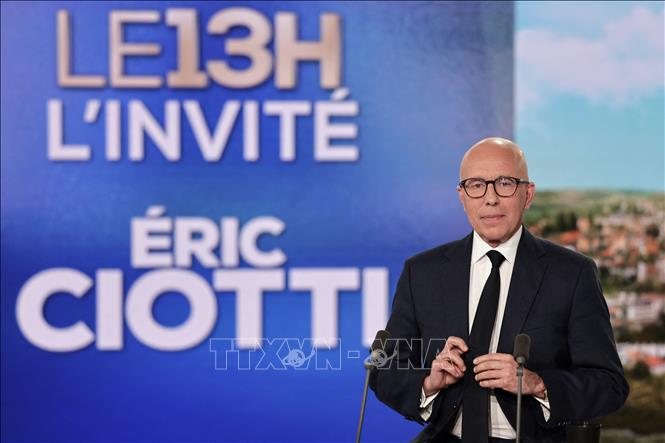 Ông Eric Ciotti, lãnh đạo đảng cánh hữu chính Những người Cộng hòa (LR) của Pháp, trả lời phỏng vấn kênh truyền hình TF1 ở ngoại ô Paris ngày 11/6/2024. Ảnh: AFP/TTXVN