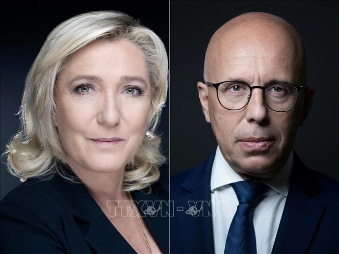 Bà Marine Le Pen (trái), lãnh đạo đảng cực hữu Tập hợp quốc gia (RN) và ông Eric Ciotti (phải), lãnh đạo đảng cánh hữu chính Những người Cộng hòa (LR) của Pháp. Ảnh: AFP/TTXVN 