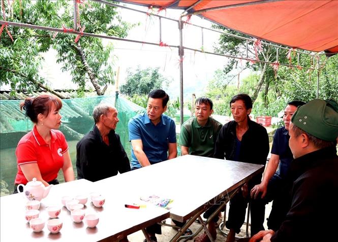 Chủ tịch UBND tỉnh Hà Giang Nguyễn Văn Sơn (thứ 3, trái sang) cùng đoàn công tác thăm hỏi gia đình nạn nhân Lò Thị Cho, xã Nghĩa Thuận, huyện Quản Bạ. Ảnh: Kim Tiến-TTXVN phát