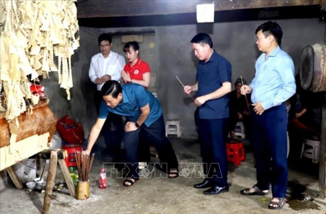 Chủ tịch UBND tỉnh Hà Giang Nguyễn Văn Sơn thắp hương trước linh cữu của nạn nhân Lò Thị Cho, xã Nghĩa Thuận, huyện Quản Bạ. Ảnh: Kim Tiến - TTXVN phát