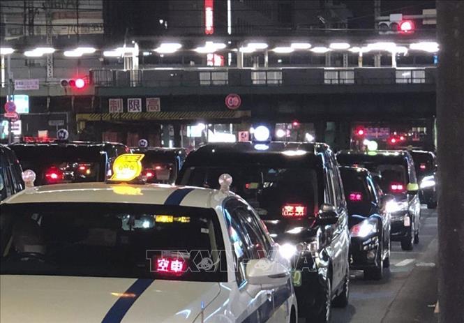 Xe taxi chờ khách gần nhà ga Shimbashi ở thủ đô Tokyo, Nhật Bản, ngày 6/4/2024. Ảnh: Kyodo/TTXVN
