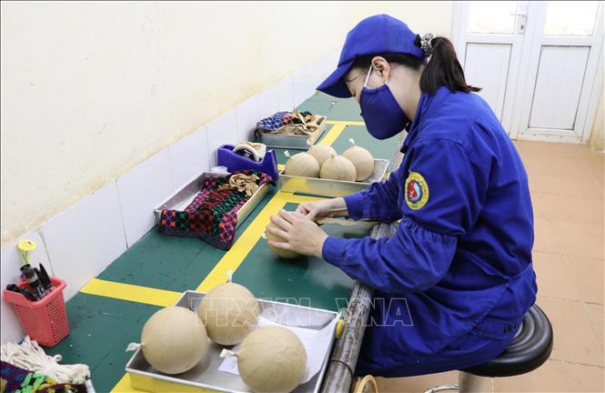 Chế tạo pháo nổ một cách thủ công tỉ mỉ, kỹ lưỡng. Ảnh: Tạ Toàn - TTXVN