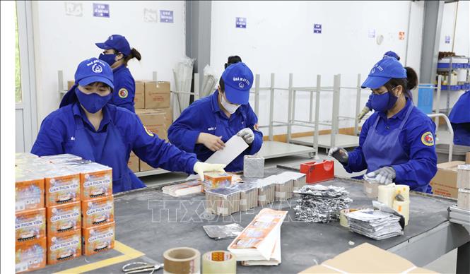 Công nhân Nhà máy Z121 hoàn thiện sản phẩm pháo hoa phục vụ người tiêu dùng. Ảnh: Tạ Toàn - TTXVN