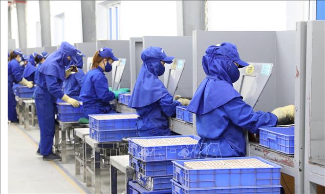 Sản xuất pháo hoa tại Nhà máy Z121. Ảnh: Tạ Toàn - TTXVN