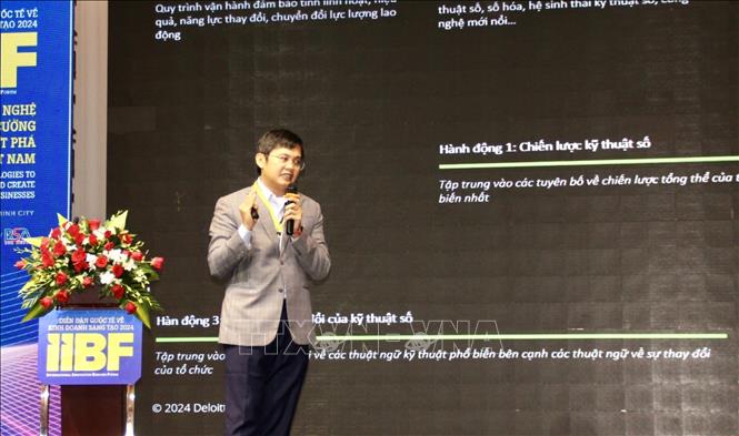 Chuyên gia chia sẻ kết quả khảo sát về chuyển đổi số trong doanh nghiệp Việt tại diễn đàn. Ảnh: Mỹ Phương – TTXVN.
