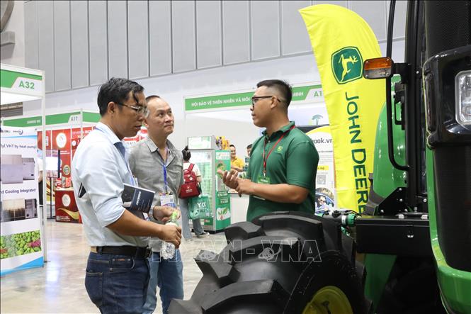 Coming to the exhibition, enterprises and producers can learn about the latest agricultural products. VNA Photo: Xuân Anh