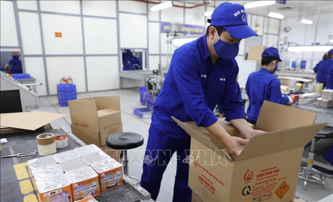 Đóng gói sản phẩm giàn pháo hoa. Ảnh: Tạ Toàn - TTXVN
