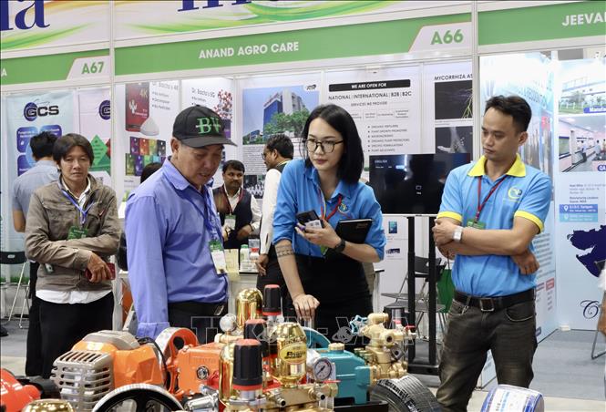 Coming to the exhibition, enterprises and producers can learn about the latest agricultural products. VNA Photo: Xuân Anh