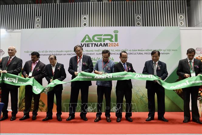 Delegates cut the ribbon to open the exhibition. VNA Photo: Xuân Anh