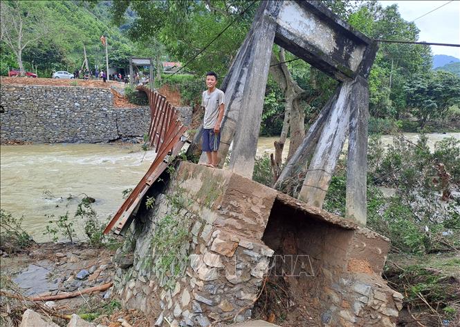 Cây cầu độc đạo vào thôn Lũng Cáng (xã Thuận Hòa, huyện Vị Xuyên, tỉnh Hà Giang) bị hư hỏng nặng sau lũ. Ảnh: Đức Thọ - TTXVN