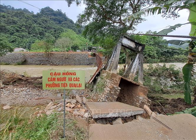 Cây cầu độc đạo vào thôn Lũng Cáng (xã Thuận Hòa, huyện Vị Xuyên, tỉnh Hà Giang) bị hư hỏng nặng sau lũ. Ảnh: Đức Thọ - TTXVN