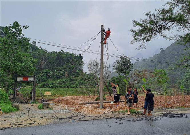 Sữa chữa đường điện bị hư hỏng sau lũ ở thôn Lũng Cáng (xã Thuận Hòa, huyện Vị Xuyên, tỉnh Hà Giang) . Ảnh: Đức Thọ - TTXVN