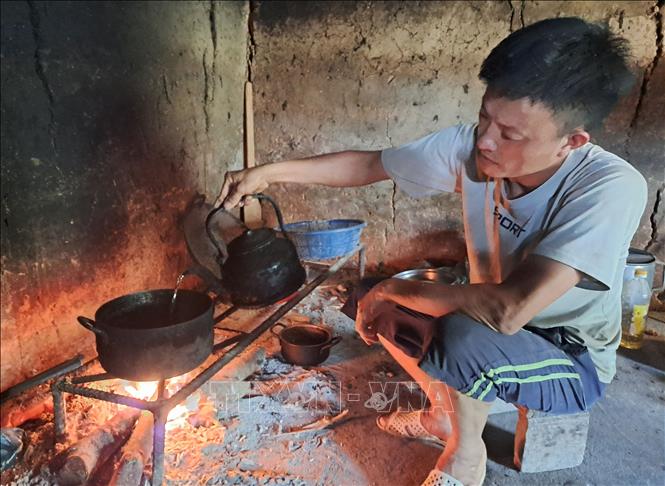 Người dân thôn Lũng Cáng (xã Thuận Hòa, Vị Xuyên, Hà Giang) sắp xếp lại cuộc sống, sinh hoạt sau lũ. Ảnh: Đức Thọ - TTXVN