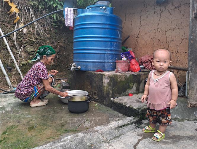 Người dân thôn Lũng Cáng (xã Thuận Hòa, Vị Xuyên, Hà Giang) sắp xếp lại cuộc sống, sinh hoạt sau lũ. Ảnh: Đức Thọ - TTXVN 