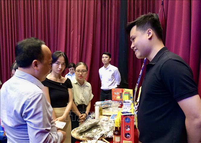 Doanh nghiệp giới thiệu sản phẩm bên lề sự kiện. Ảnh: Mỹ Phương - TTXVN
