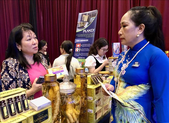 Doanh nghiệp kết nối kinh doanh - tiêu dùng bên lề sự kiện. Ảnh: Mỹ Phương - TTXVN
