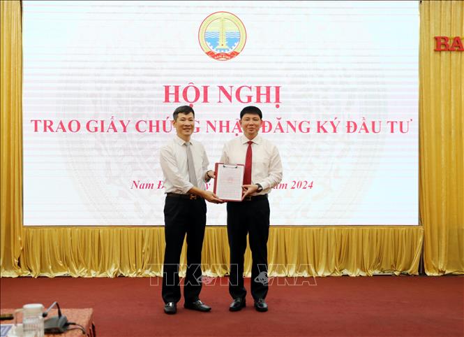 Trao Giấy chứng nhận đăng ký đầu tư dự án cho nhà đầu tư. Ảnh: Thái Thuần - TTXVN