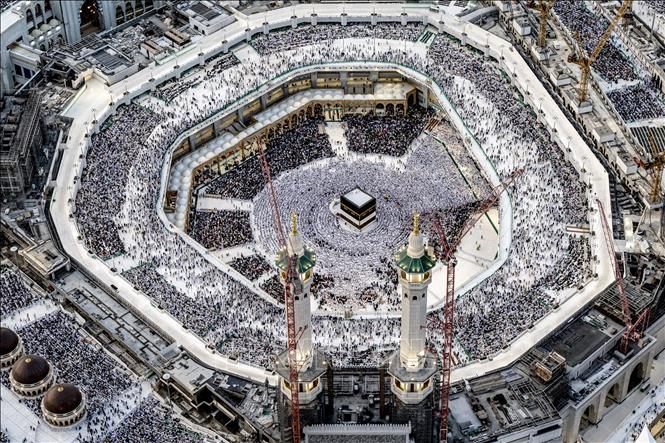 Các tín đồ Hồi giáo cầu nguyện tại Đền thờ Lớn ở thánh địa Mecca, Saudi Arabia trước lễ hành hương Hajj, ngày 11/6/2024. Ảnh: AFP/TTXVN