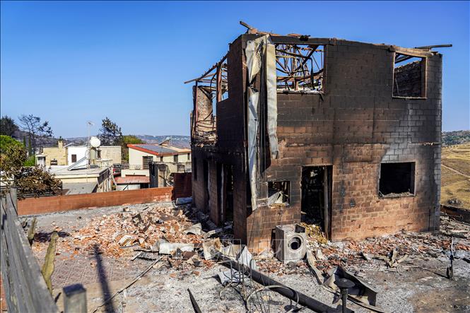 Ngôi nhà bị thiêu rụi do cháy rừng tại Psathi, phía Tây CH Cyprus, ngày 12/6/2024. Ảnh: AFP/TTXVN
