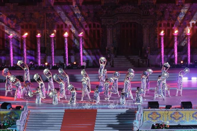 Art performance in the Hue Festival closing ceremony. VNA Photo: Minh Quyết 