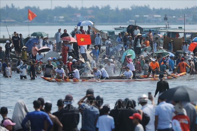 A boat race on Tam Giang Lagoon within the Hue Festival attracts visitors. VNA Photo: Minh Quyết 