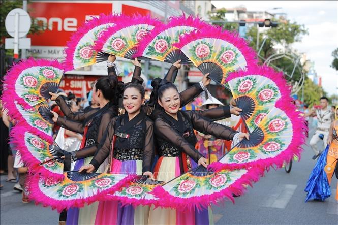 An art troupe from the Republic of Korea perform on Hue's streets within the Hue Festival. VNA Photo: Minh Quyết 