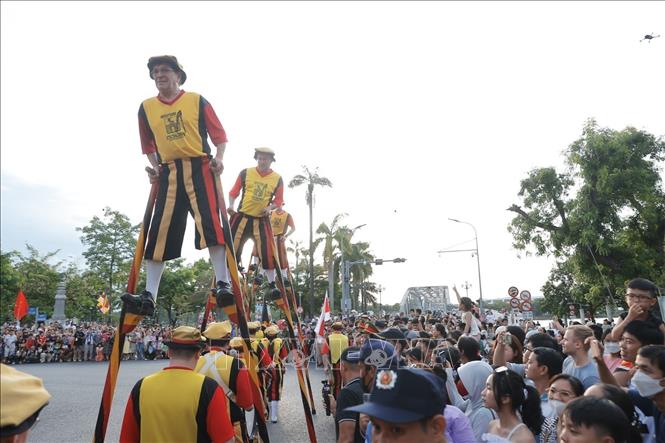 Belgian stiltwalkers stir up Hue's streets within the Hue Festival. VNA Photo: Minh Quyết 