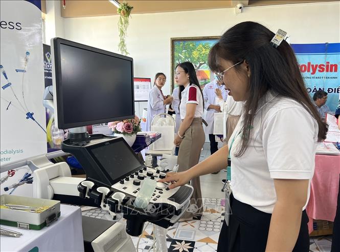 Nhiều máy móc hiện đại trong lĩnh vực chẩn đoán và điều trị đột quỵ được giới thiệu tại hội thảo. Ảnh: Ánh Tuyết - TTXVN