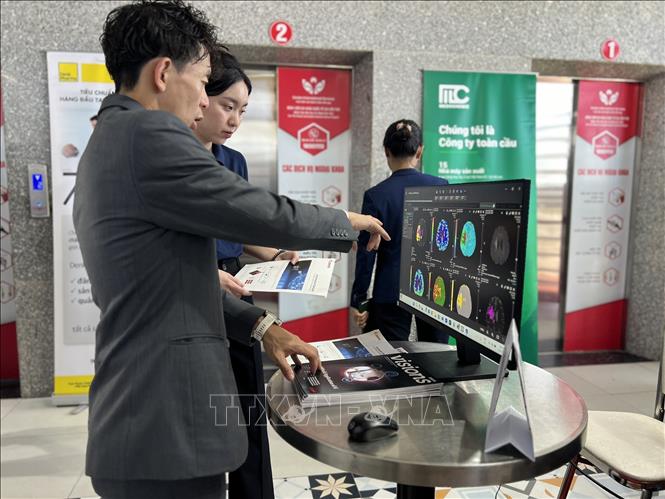 Nhiều máy móc hiện đại trong lĩnh vực đột quỵ được giới thiệu tại chương trình. Ảnh: Ánh Tuyết - TTXVN
