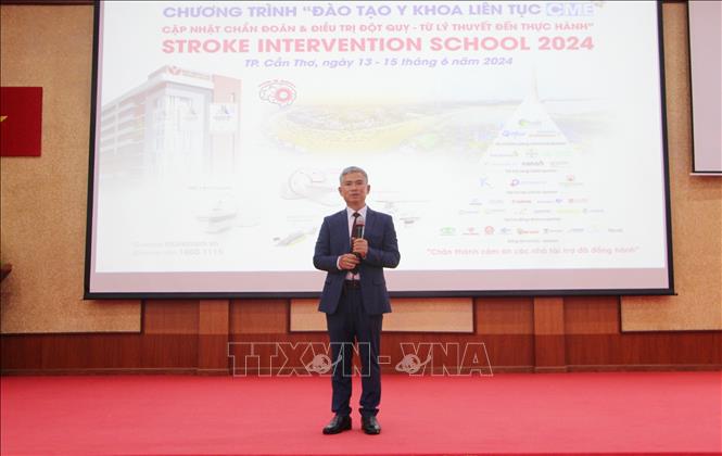 Tiến sĩ, Bác sĩ Trần Chí Cường, Giám đốc Bệnh viện Đa khoa Quốc tế S.I.S Cần Thơ phát biểu tại hội thảo. Ảnh: Ánh Tuyết - TTXVN