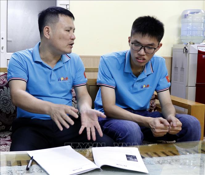 Thân Thế Công cùng thầy giáo Nguyễn Văn Đóa, giáo viên phụ trách tực tiếp trao đổi kiến thức. Ảnh: Đồng Thúy-TTXVN