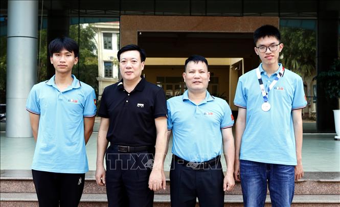 Thân Thế Công (ngoài cùng bên phải) cùng thầy giáo và bạn bè Trường THPT Chuyên Bắc Giang. Ảnh: Đồng Thúy-TTXVN