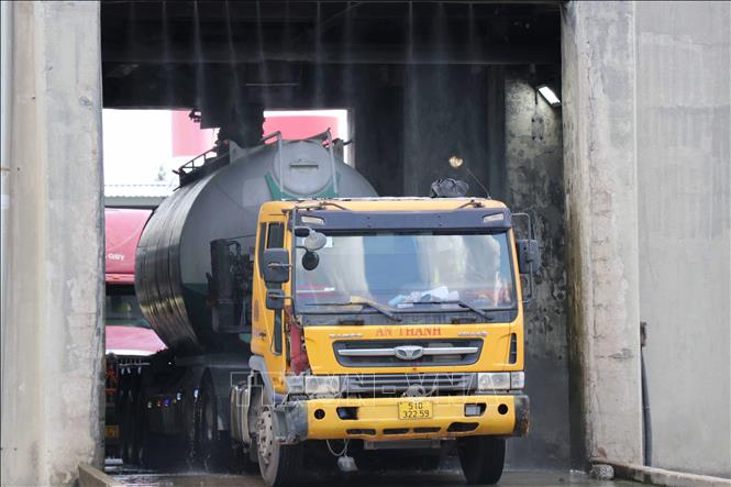 Xe bồn lấy tro bay trực tiếp từ silo. Ảnh: Thanh Hòa- TTXVN