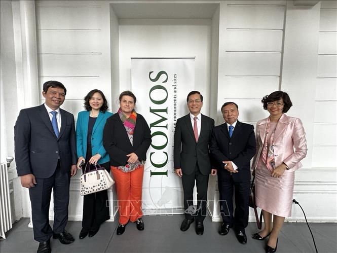 Thứ trưởng Ngoại giao Hà Kim Ngọc và phái đoàn gặp và làm việc với Bộ phận tư vấn và giám sát thực hiện Công ước di sản thế giới của ICOMOS. Ảnh: TTXVN phát
