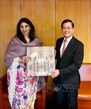 Thứ trưởng Ngoại giao Hà Kim Ngọc gặp Bộ trưởng Văn hóa Bangladesh Naheed Ezaher Khan. Ảnh: TTXVN phát
