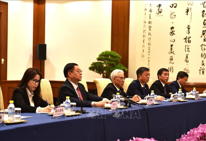 Đồng chí Nguyễn Trọng Nghĩa và Đoàn hội đàm với đồng chí Lý Thư Lỗi, Ủy viên Bộ Chính trị, Bí thư Ban Bí thư, Trưởng Ban Tuyên truyền Trung ương Đảng Cộng sản Trung Quốc, ngày 13/6. Ảnh: Thành Dương - PV TTXVN tại Trung Quốc