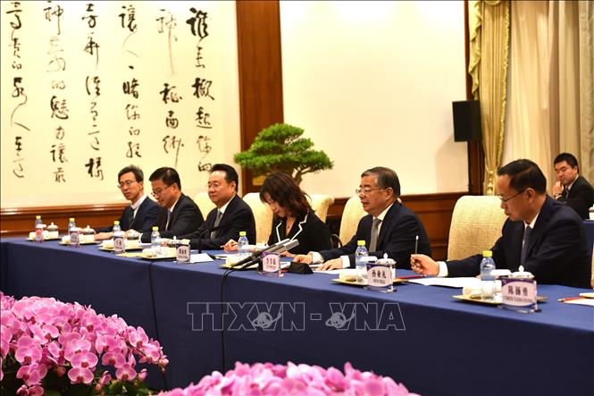 Đồng chí Nguyễn Trọng Nghĩa và Đoàn hội đàm với đồng chí Lý Thư Lỗi, Ủy viên Bộ Chính trị, Bí thư Ban Bí thư, Trưởng Ban Tuyên truyền Trung ương Đảng Cộng sản Trung Quốc, ngày 13/6. Ảnh: Thành Dương - PV TTXVN tại Trung Quốc