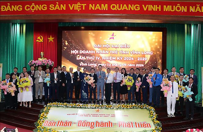 Lãnh đạo Hội Doanh nhân Trẻ Việt Nam và tỉnh Vĩnh Long chúc mừng Ban Chấp hành Hội Doanh nhân trẻ tỉnh Vĩnh Long khóa IV, nhiệm kỳ 2024 – 2029 gồm 23 người. Ảnh: Phạm Minh Tuấn-TTXVN