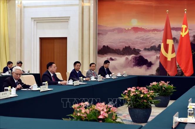 Trưởng Ban Tuyên giáo Trung ương Nguyễn Trọng Nghĩa và đoàn Việt Nam tại cuộc hội kiến đồng chí Vương Hộ Ninh, Ủy viên Thường vụ Bộ Chính trị, Chủ tịch Chính hiệp toàn quốc Trung Quốc, ngày 13/6. Ảnh: Thành Dương - PV TTXVN tại Trung Quốc