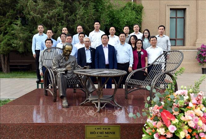 Chiều 11/6, Trưởng Ban Tuyên giáo Trung ương Nguyễn Trọng Nghĩa đến thăm và nói chuyện với cán bộ Đại sứ quán Việt Nam tại Trung Quốc. Ảnh: Thành Dương – PV TTXVN tại Trung Quốc