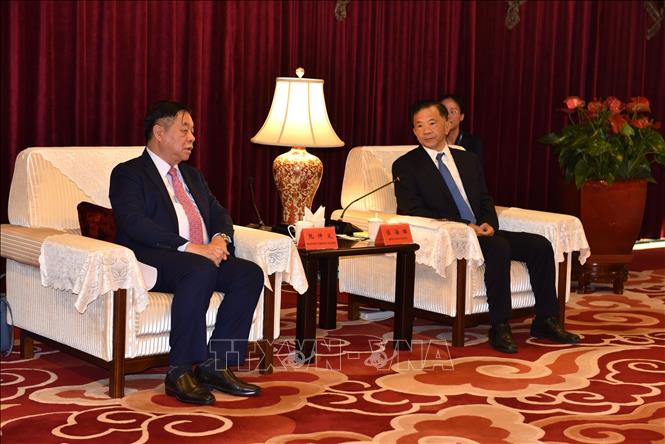 Chiều 12/6, Trưởng Ban Tuyên giáo Trung ương Nguyễn Trọng Nghĩa thăm Đài Phát thanh và Truyền hình Trung ương Trung Quốc (CMG) và tọa đàm với  ông Thận Hải Hùng, Phó Trưởng Ban Tuyên truyền Trung ương, Tổng Giám đốc kiêm Tổng Biên tập CMG. Ảnh: Thành Dương – PV TTXVN tại Trung Quốc