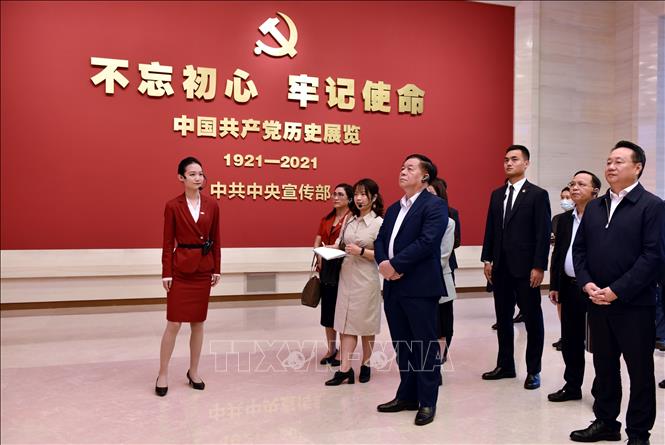 Sáng 12/6, Trưởng Ban Tuyên giáo Trung ương Nguyễn Trọng Nghĩa tham quan Bảo tàng Lịch sử Đảng Cộng sản Trung Quốc. Ảnh: Thành Dương – PV TTXVN tại Trung Quốc