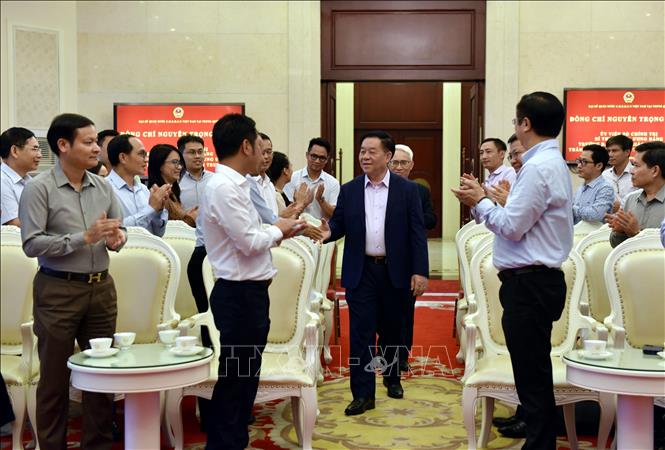 Chiều 11/6, Trưởng Ban Tuyên giáo Trung ương Nguyễn Trọng Nghĩa đến thăm và nói chuyện với cán bộ Đại sứ quán Việt Nam tại Trung Quốc. Ảnh: Thành Dương – PV TTXVN tại Trung Quốc