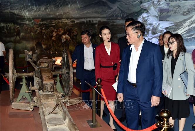 Sáng 12/6, Trưởng Ban Tuyên giáo Trung ương Nguyễn Trọng Nghĩa tham quan Bảo tàng Lịch sử Đảng Cộng sản Trung Quốc. Ảnh: Thành Dương – PV TTXVN tại Trung Quốc