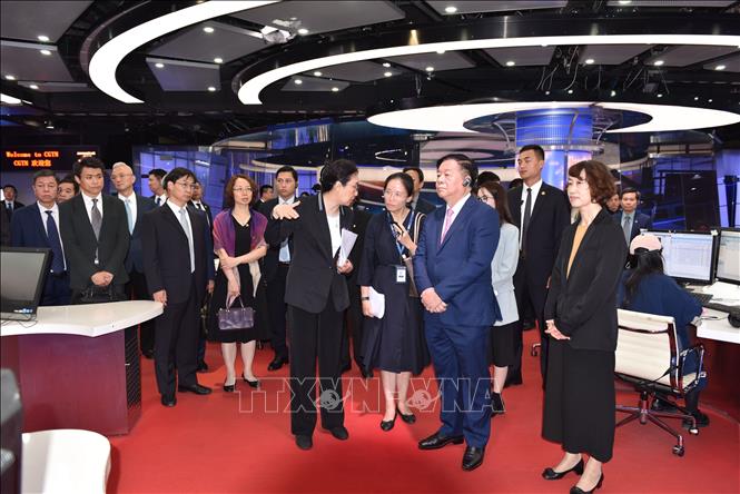 Chiều 12/6, Trưởng Ban Tuyên giáo Trung ương Nguyễn Trọng Nghĩa thăm và làm việc với Đài Phát thanh và Truyền hình Trung ương Trung Quốc. Ảnh: Thành Dương – PV TTXVN tại Trung Quốc